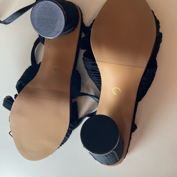 Elegant Black Strappy Sandals with Bow - Picture 2 of 2